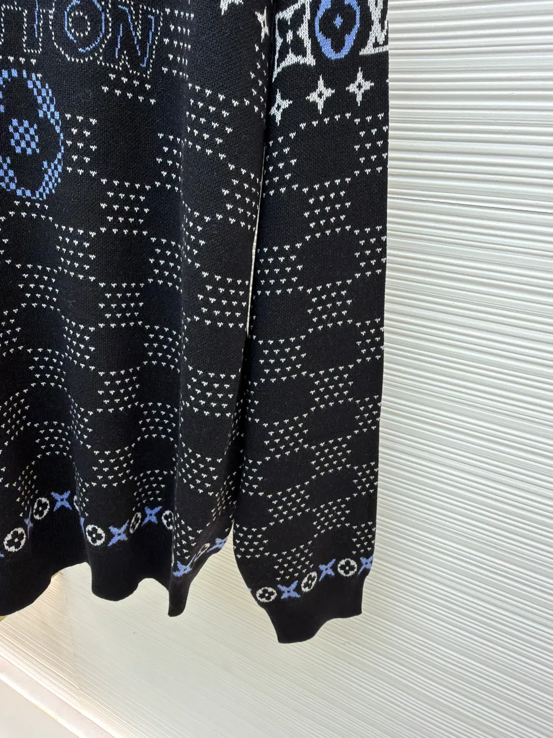 LOUIS VUITTON ski series jacquard knitted sweater ●Original version: purchased and developed for 12800 ●Item number: 1680728-B25 ●Fabric: sheep wool blended fabric ●Technology: jacquard texture ●Version: fitted version ●Size: XS-S-M-L ●Description: Made of custom-made sheep wool blend fabric, it outlines the classic pattern and brand logo jacquard texture on a deep background, and then reimagines the Fair Isle sweater with a soft dropped shoulder design, all-over LV Fair Isle jacquard, embellished with Damier and Monogram details, with Vuitton in the center The logo jacquard, ribbed collar, cuffs and hem can be matched with bottoms of the same season to create a fashionable look. It can be worn with a ski jacket or light up the bonfire to suit various occasions. Customized accessories, complete with three labels, same style for men and women!